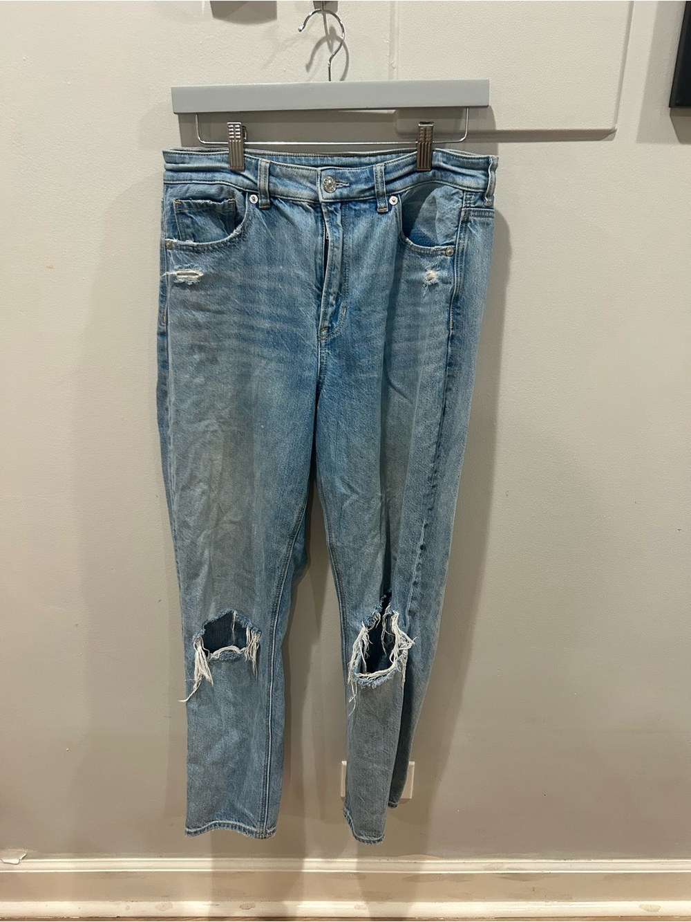 American Eagle Women’s Jeans Size 8 High Rise Mom Jean Distressed Light Wash